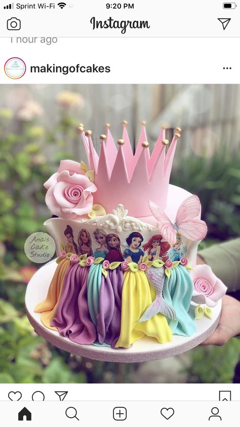 Disney Princess Flower Centerpieces, Kue Disney, Disney Princess Birthday Cakes, Prince Cake, Dresses Dinner, Disney Princess Cake, Disney Princess Birthday Party, Disney Birthday Cakes, Princess Birthday Cake