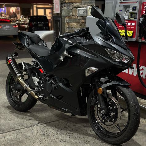 sitting pretty Black Motorbike, Motorcycle Black, Big Bike, Big Bikes Motorcycles, Black Motorcycle Aesthetic, Black Sports Motorcycle, Matt Black Motorcycle, Dr Car, Bike Aesthetic