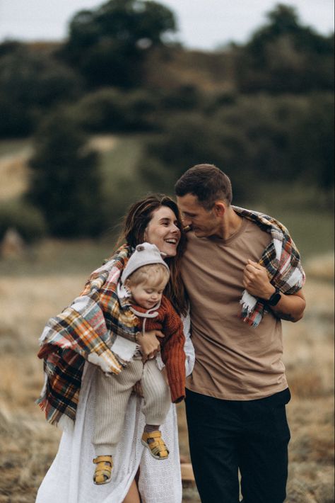 Autumn Family Photoshoot, Family Pregnancy Photoshoot, Toddler Family Photos, Christmas Tree Photoshoot, Beach Photoshoot Family, Mother Baby Photography, Autumn Family Photography, Mini Photo Sessions, Family Photoshoot Poses