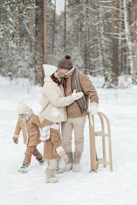 Family Christmas Pictures Snow, Family Pictures Snow, Snow Family Pictures, Winter Snow Photography, Winter Family Photoshoot, Christmas Photography Family, Winter Family Photography, Family Photo Outfits Winter, Christmas Family Photoshoot