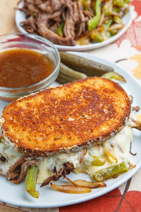 Roast Beef Philly Cheesesteak, French Dip Grilled Cheese, Yummy Burgers, Grilled Cheese Sandwich Recipe, Slow Cooker Roast Beef, Roast Beef Sandwich, Work Recipes, Philly Food, Grill Cheese Sandwich Recipes