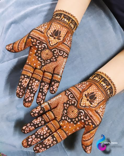 Traditional yet contemporary design! Discover the intricate beauty of mehendi with our range of bookings that cater to all styles and occasions. DM now to book your spot or inquire about our services!" #mehendi #hennadesign #traditionalmehendi #pune #punemehendiartist Mahanadi Design, Henna Beginners, Indian Mehendi Designs, New Simple Mehndi Designs, Traditional Mehendi, Leg Mehandi, Designer Mehendi, Feet Mehendi, Karva Chauth Mehndi Designs