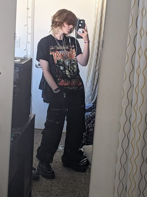 Grunge Outfits Men Drawing, Grunge Black Outfits Men, Metalhead Aesthetic Outfit Men, Alt Men Style, Casual Alternative Outfits Men, Metalhead Men Outfit, Pretty Outfits Male, Baggy Grunge Outfit Men, Grunge Transmasc Outfits