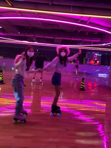 Roller Skating Birthday Party Aesthetic, Rollerskating Rink Aesthetic, Aesthetic Roller Skating Pictures, Roller Skating Bday Party, Roller Skating Party Ideas, Skating Rink Party, Skating Rink Birthday Party, Roller Skating Birthday Party Ideas, Roller Rink Birthday Party