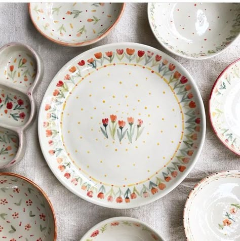 Anthropologie Cookware, Pottery Plate Painting Ideas Aesthetic, Birthday Plates Ceramic Diy, Ceramic Dish Painting Ideas, Aesthetic Dishware, Bowl Designs Ceramic, Cute Pottery Painting Ideas Plates, Paint A Plate Ideas, Fall Pottery Painting