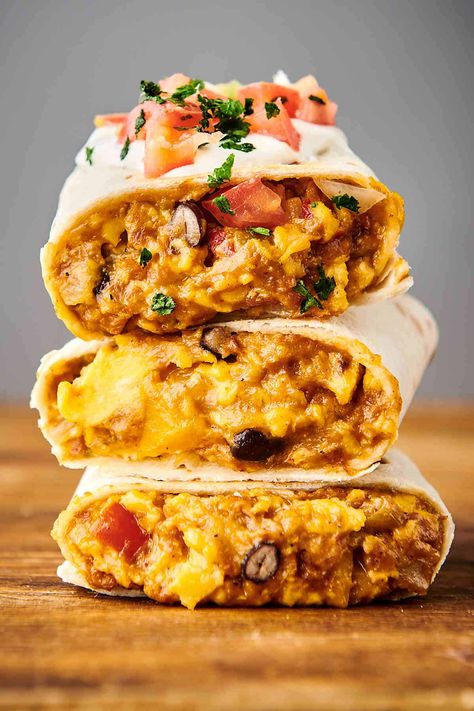 Vegetarian Breakfast Burritos - Perfect for Meal Prep, Breakfast on the Go! Vegetarian Burritos, Easy Breakfast Burritos, Breakfast Burritos Frozen, Gluten Free Vegetarian Recipes, Breakfast Burritos Recipe, Healthy Bowls Recipes, Veggie Breakfast, Egg Muffin, Frozen Breakfast