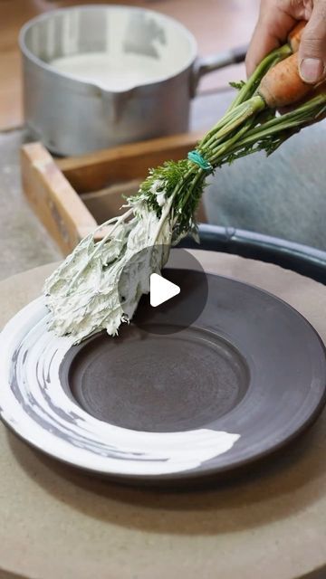 Ceramic Plate Tutorial, Ceramics Videos, Clay Glaze, Lovers Design, Surface Decoration, Painted Plates, Glaze Ceramics, Pottery Glazes, Pottery Plates