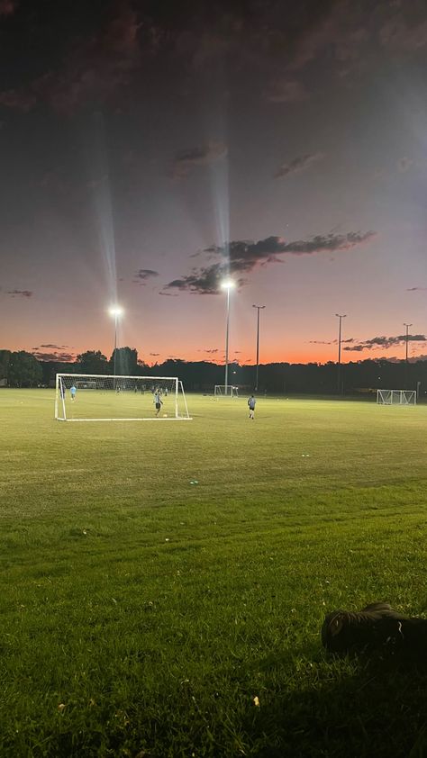 Aesthetic Football Pictures, Football Pitch Aesthetic, D1 Soccer, Soccer Sunset Wallpaper, Soccer Field Aesthetic, Soccer Field Wallpaper, Soccer Sunset Aesthetic, Soccer Field Aesthetic Night, Soccer Sunset