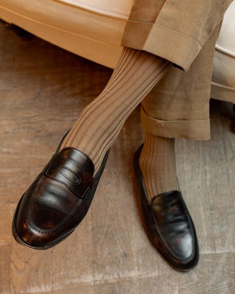 Loafers With Socks, Brown Chinos, Flannel Suit, Smarty Pants, Holiday Attire, John Lobb, Vintage Mens Fashion, Mens Wear, Men's Socks