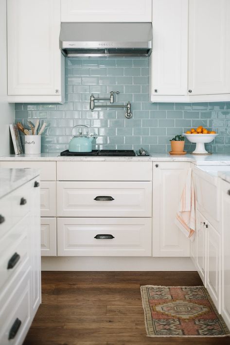 A fresh summery kitchen at The Ginger Home Blue Backsplash, Kitchen Glass, Backsplash Tiles, Kitschy Kitchen, Classic Kitchen, Ideas Hogar, Kitchen Tile, Kitchen Trends, Old Kitchen