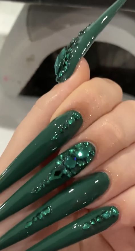 Green Stilleto Nail, Dark Green Stiletto Nails, Poison Ivy Nails, Ivy Nails, Autumn Core, Football Nails, Stilleto Nails Designs, Jade Nails, Business Nails