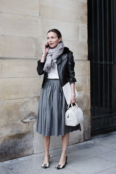 Street Mode, The Sartorialist, Mode Tips, French Street Fashion, Paris Mode, Blazer Outfit, Inspired Outfits, Pleated Midi Skirt, Looks Style