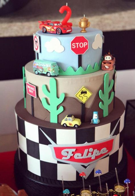 Car's Birthday Cake Pixar Cars Birthday, Mcqueen Cake, Cars Birthday Cake, Mini Torte, Disney Cars Birthday, Cars Birthday Party Disney, Car Themed Parties, Car Birthday Theme, Torte Cupcake