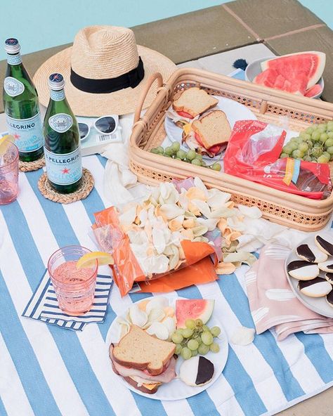 Poolside Picnic, American Sandwich, Summer Picnic Party, Burger Photography, Picnic Photography, Pool Party Food, Food Flatlay, Pool Party Kids, Party Flats