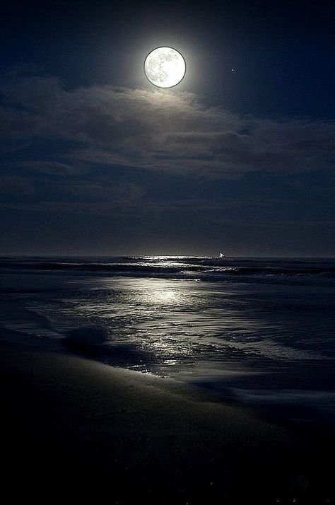 Beautiful Moon Pictures, Ocean At Night, Night Sky Photography, Shoot The Moon, Moon Pictures, Moon Photography, Ocean Wallpaper, Beautiful Moon, Night Aesthetic