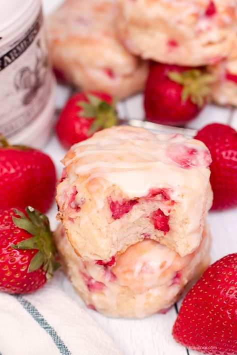 Fresh Strawberry Biscuits -(Better Than Popeyes) Secret Ingredient Fresh Strawberry Biscuits, Strawberry Biscuits Recipe Easy, Biscuit Pockets, Popeyes Biscuit Recipe, Strawberry Brunch, Sprite Biscuits, Strawberry Biscuits, Welsh Cakes, Easy Biscuit Recipe