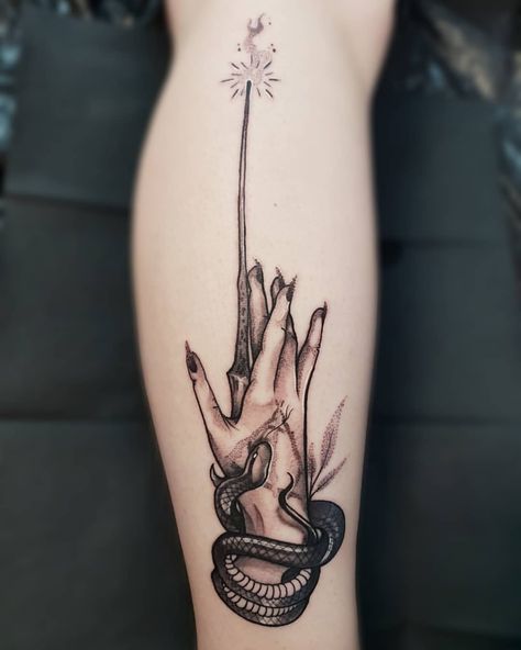 Swipe ➡️ an alle meine Harry Potter Fans ⚡ Welches Team seid ihr? Bild 1. Team Slytherin 🐍 Bild 2. Team Gryffindor 🦁 #harrypotter… Harry Potter Siren Tattoo, Harry Potter Slytherin Tattoo, Slytherin Tattoo Minimalist, Manacled Tattoo, Gryffindor Tattoo, Slytherin Tattoo Ideas, Severus Snape Tattoo, Harry Potter Snake, Slytherin Tattoo