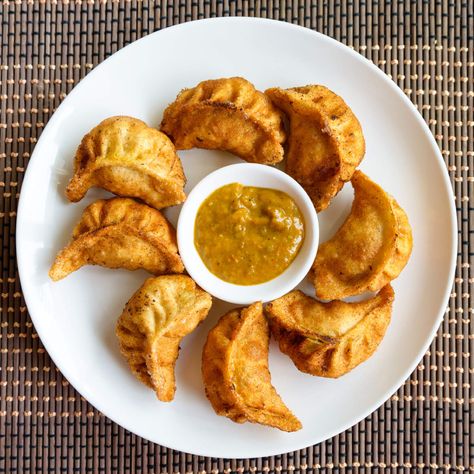 Chicken Momos Recipe, Fried Momos, Momo Food, Chicken Momos, Chutney Chicken, Easy Fried Chicken, Veg Momos, Momos Recipe, Homemade Fried Chicken