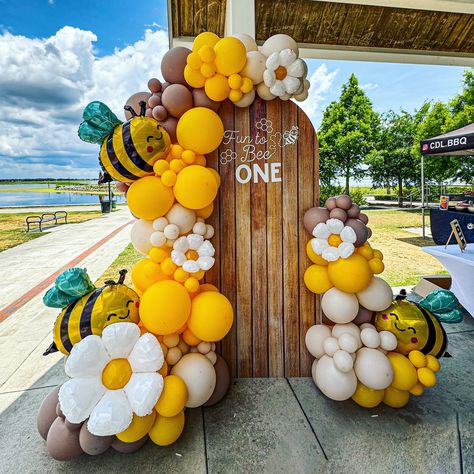 This must BEE our Chiara wall package 🐝🎈✨ How freaking cute is this wall?! . . . #funtobeeone #orlandoballoons #orlandoballoondecor #conventionballoons #orlandoballoonsdecor #Balloonarchorlando #orlandoballoongarland #balloondecororlando #orlandoballoondelivery #orlandoballoonservice #balloonservicesorlando #orlandodecor #orlandoballoondecor #orlandoballoonstylist #balloonsorlando #orlandoballoonsdelivery #orlandoballoonarch #balloongarlandorlando #balloonsorlando #orlandoballoonsdelivery #or... Bee Theme Decor, Bee Balloons, Bee Baby Shower Decoration, Balloon Bar, Bee Balloon, Gender Reveal Baby Shower Themes, Decoration Buffet, First Birthday Balloons, Honey Bee Baby Shower