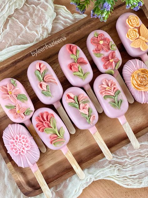 #cakesicles #cakepopsicle Wildflower Cake, Rose Cake Pops, Popsicles Cake, Cake Popsicles, Sculpture Flower, Cake Pop Designs, Homemade Chocolate Bars, Sugar Cookie Cakes, Cake Pop Sticks