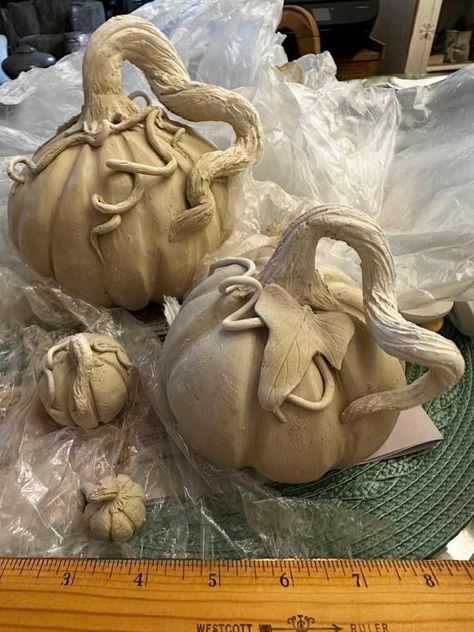 Clay Pumpkins, Pumpkin Pottery, Clay Workshop, Clay Fruit, Pumpkins Diy, Clay Pumpkin, Art Final, Homemade Clay, Ceramic Pumpkin