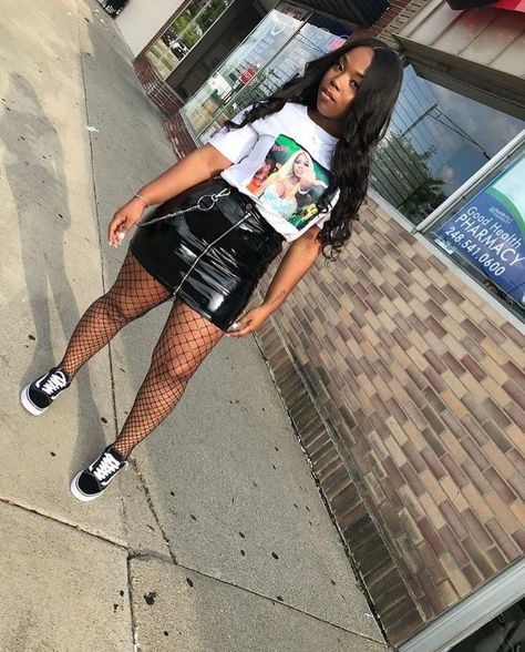 Graphic Shirt Dress Outfit, Halter Top Concert Outfit, 90s Fashion Birthday Outfits, Modest Concert Outfit Ideas, Fish Net Tights Outfit Shorts, Fishnet Outfit Ideas, Concert Outfit Ideas Summer, Fest Outfits, Cute Birthday Outfits