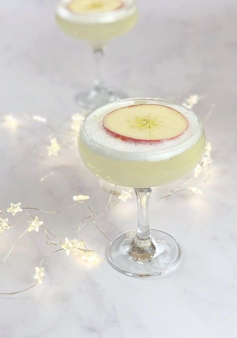 Honey and Apple Gin and prosecco topped with elderflower foam Gin Prosecco Cocktail, Cocktail Styling, Crafty Cocktails, Gin Drink Recipes, Easy Gin Cocktails, Wine Slushies, Elderflower Cocktail, Apple And Honey, Gin Fizz Cocktail