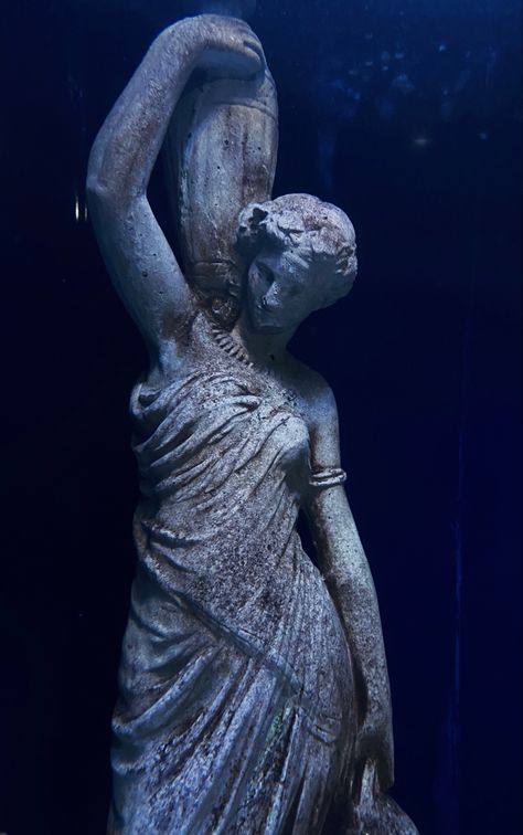 Aqurium, sculptor, photography, aesthetic, under water asthetic, art, art major, aquatics, edited, woman sculpture, drawing reference Under Water Statues, God Of Water Aesthetic, Water Bearer Aesthetic, Statues In Water, Achlys Goddess, Statues Underwater, Water Signs Aesthetic, Statue In Water, Sea Goddess Aesthetic