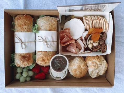 Gormet Picnic Lunches, To Go Picnic Boxes, Boxed Picnic Lunch, Picnic Hamper Ideas, Picnic Box Packaging, Picnic Box Ideas Food, Individual Picnic Boxes, Picnic Boxes Ideas, Brunch Box Breakfast