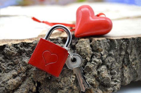 Photo Of Heart, Dan Zaljubljenih, Star Signs Aquarius, Chat Sites, Propose Day, Teddy Day, Kiss Day, Valentine's Week, Heart Padlocks