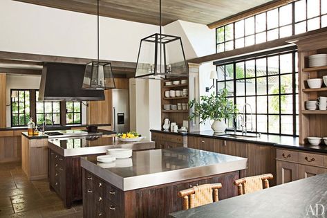 15 Wine Country Homes with Rustic Beauty - Architectural Digest Dapur Rustic, Calistoga California, New Architecture, Classic Kitchen, Kitchen Storage Solutions, Beach House Design, Kitchen Pendant Lighting, Large Kitchen, California Homes