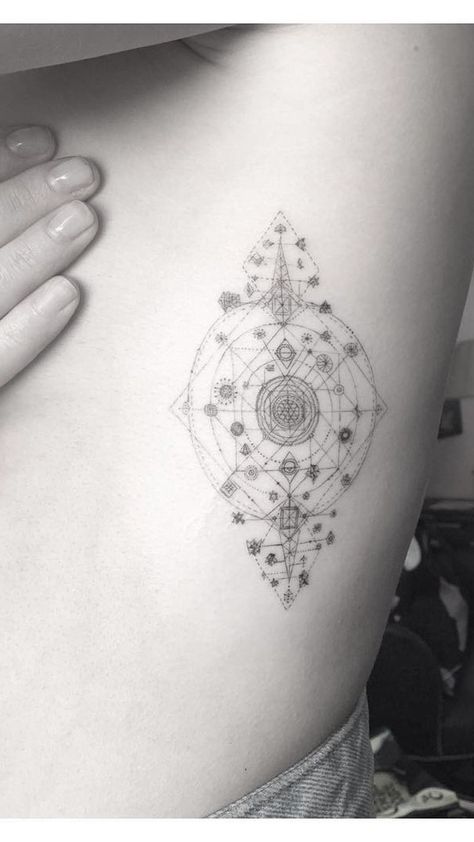 Ellie Goulding's Delicate Ribcage Tattoo Sunflower Tattoo Shoulder, Tattoo Spots, Ribcage Tattoo, Art Trippy, Single Needle Tattoo, Small Tattoos With Meaning, Geometric Tattoo Design, Small Wrist Tattoos, Cool Small Tattoos