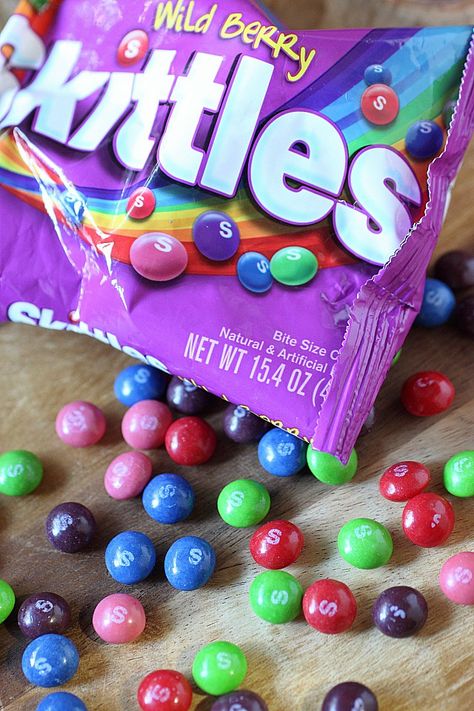 Wild Berry Skittles Popsicles! Yes, I went there!! With just two ingredients - Skittles candy and water - You too can enjoy these super fun frozen treats!  {mind-over-batter.com} Candy In Jars, Skittles Aesthetic, Skittles Flavors, Wild Berry Skittles, Purple Skittles, Berry Skittles, Brooklyn Outfit, Old Eyes, Skittles Candy