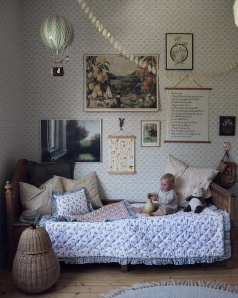 Danish Interior Design Bedroom, Russian Bedroom, Swedish House Design, Swedish Cottage Interior, Waldorf Bedroom, Scandinavian Kids Bedroom, Swedish Bedroom, Lovely Houses, Swedish Homes