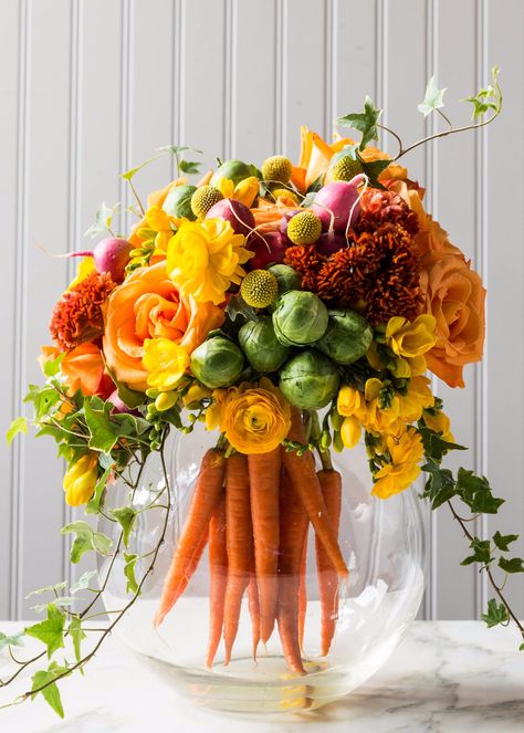 12 Ridiculously Cool Spring Centerpieces to Copy Spring Flower Arrangements Centerpieces, Thanksgiving Flower Arrangements, 10 Mayo, Creative Centerpieces, Thanksgiving Flowers, Easter Flower Arrangements, Spring Flower Arrangements, Spring Centerpiece, Easter Flowers