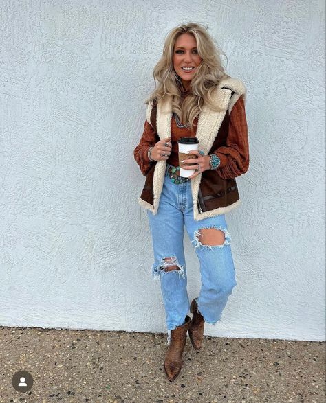 Brown Fur Vest Outfit, Winter Western Outfits Women, Sherpa Vest Outfit, Western Winter Fashion, Fur Vest Outfits, Western Fits, Nfr Fashion, Cute Work Outfits, Vest Outfit