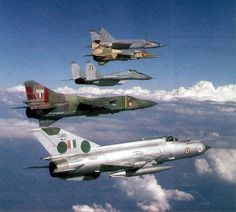 The MiG family! Indian Air Force MiG 25, MiG 27, MiG 29, MiG 23 and Mig 21 flying in formation. Vintage Tanks, Air Force Wallpaper, Indian Airforce, Russian Aircraft, Indian Defence, Mig 29, Mig 21, Warsaw Pact, Air Planes