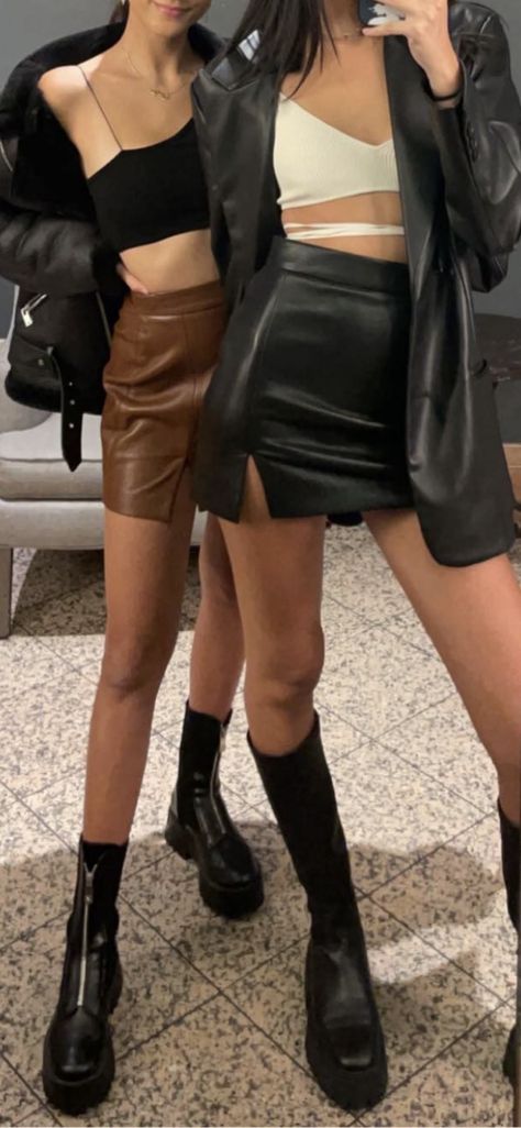 Black Skirt Leather Outfit, Black Leather Skirt Going Out Outfit, Black Leather Skirt Aesthetic, Aesthetic Leather Outfit, Fitted Leather Skirt Outfit, Outfits Black Leather Skirt, Leather Skirt Outfit Going Out, Leather Skirt Outfit Summer Going Out, Outfits With A Leather Skirt