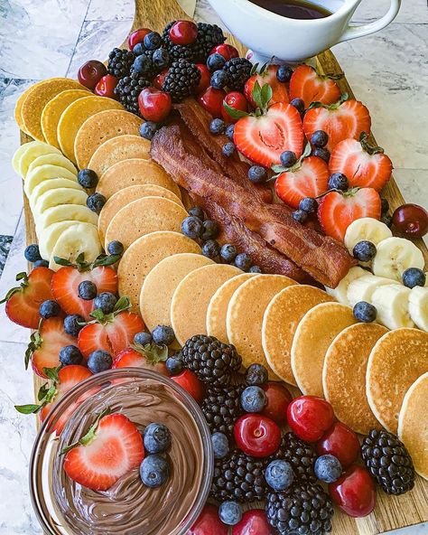 Pancake Bridal Shower Ideas, Wedding Pancake Bar, Mini Pancake Charcuterie Board, Pancake Board Ideas, Pancake Bar Ideas Brunch Party, Pancake Table, Pancake Bar Ideas, Pancake Buffet, Pancake Charcuterie Board