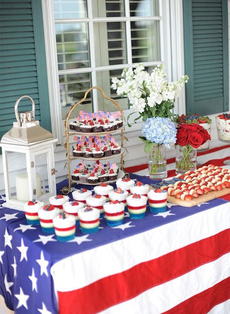 3 Tips for Throwing a Fourth of July Party - Inspired by This Firework Party, Memorial Day Desserts, Table Photography, Memorial Day Decorations, Fourth Of July Decorations, 4th Of July Desserts, Look Festival, Shrimp Boil, Fourth Of July Food