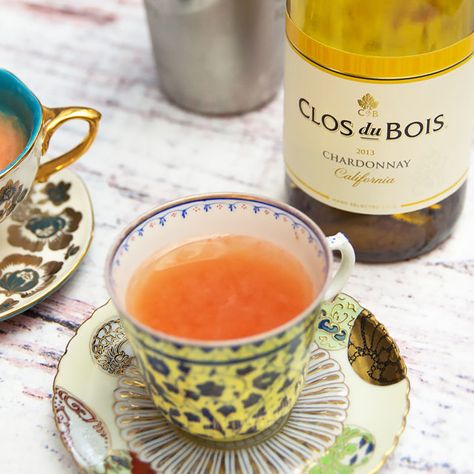 This wine-based cocktail combines the freshness of grapefruit with the crispness of gin for a delectable, multi-faceted beverage. Beautiful Cocktails, Honey Cocktail, Spring Cocktails Recipes, Vintage Tea Cups, Drink Garnishing, Gin Recipes, Pretty Cocktails, Party Cocktails, Chicken Pasta Bake