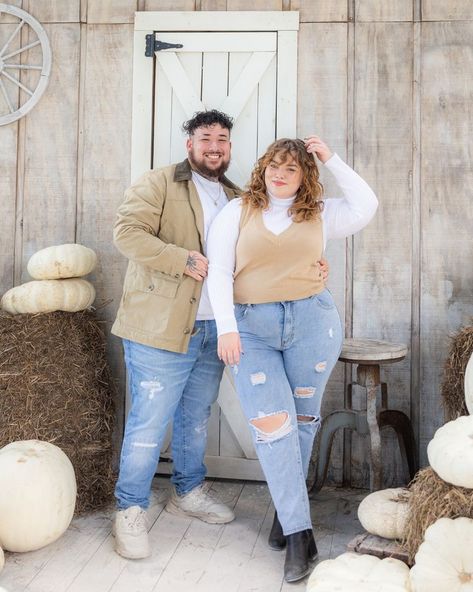 Couples Fall Photoshoot Outfits Plus Size, Flattering Plus Size Poses, Fall Big Family Photos, Fall Plus Size Engagement Pictures, Plus Size Women Fall Pictures, Engagement Photos Fall Plus Size, Couple Poses Reference Plus Size, Pumpkin Patch Plus Size Outfit, Fall Outfits Photoshoot Couple