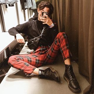 Tried this tartan pants today in Zara and i think i am going back to get them lol 😍 Estilo Skater, Eboy Outfit, Tartan Outfit, Tartan Pants, Cool Clothes, Pants Outfit Men, Aesthetic Grunge Outfit, Mens Trendy Outfits, Elegante Casual