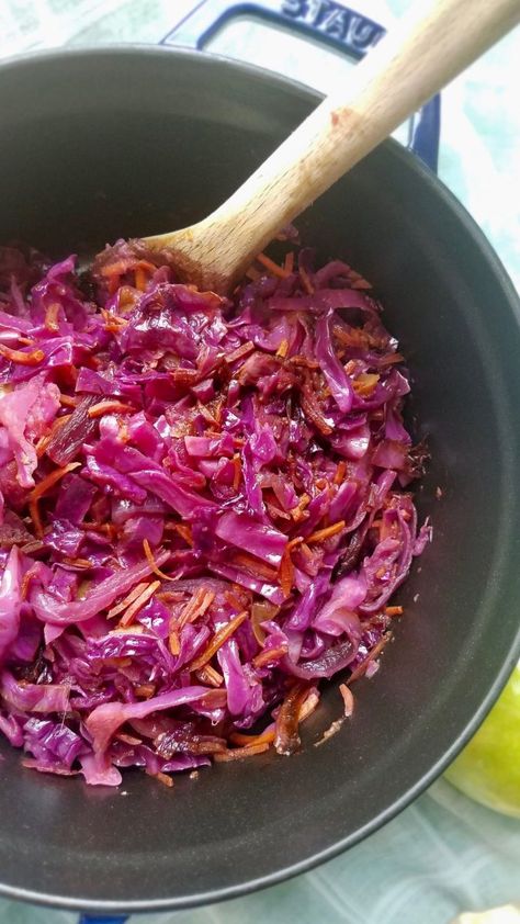 Vegan Cabbage Recipes, Cooked Cabbage Recipes, Sauteed Red Cabbage, Cabbage Recipes Healthy, Cabbage And Carrots, Vegan Thanksgiving Dinner, Vegetable Side Dishes Healthy, Red Cabbage Recipes, Braised Red Cabbage