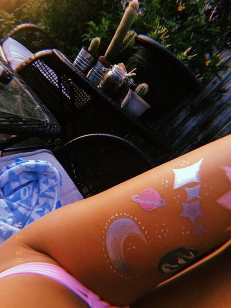 VSCO - summervybes Leg Paint Ideas, Mundo Hippie, Leg Art, Leg Painting, Skin Paint, Tumblr Art, Tattoo Women, Back Painting, Summer Painting