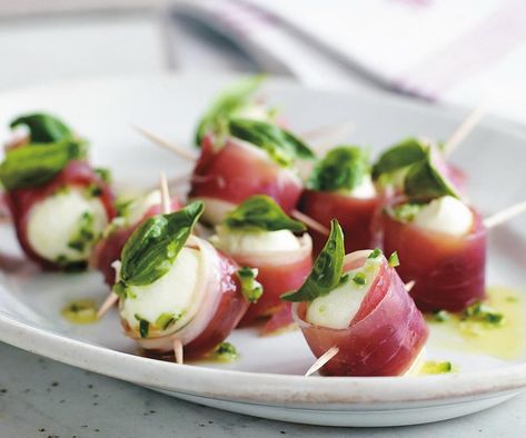 If you're looking for a simple, tasty and appealing platter for a party then marinated baby bocconcini with prosciutto is your friend. Salty meat wrapped around mild, sweet cheese and spiked with basil. Perfect. Smoked Salmon Blinis, Gastro Bar, Christmas Finger Foods, Fruit Buffet, Finger Food Recipes, Prosciutto Recipes, Sweet Cheese, Canapes Recipes, Wedding Snacks