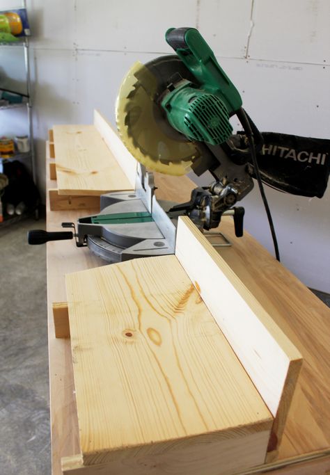 Miter Saw Bench, Bench Design, Diy Table Saw, Woodworking Tools For Beginners, Woodworking Tools Workshop, Diy Workbench, Diy Holz, Woodworking Workshop, Miter Saw