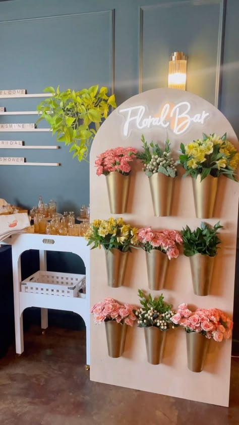 Orlando Apartment DIY + Floral Vendor (@ahostofthings) • Instagram photos and videos Flower Decor For Party, Diy Shop Ideas, Wedding Expo Booth Ideas Florist, Flower Bar Stand, Bridal Shower Diy Flower Bar, Diy Flower Bar Stand, Diy Floral Stand, Flower Vendor Booth, Flower Bouquet Market Display