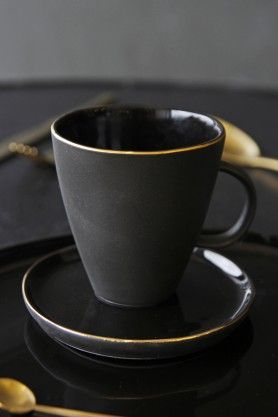 Glossy Noir Mug With Gold Rim Serving Bowls Ceramic, Coffee Mug Display, Crockery Design, Classy Kitchen, Quirky Kitchen, Rockett St George, Pretty Mugs, Gold Kitchen, Coffee Cup Set