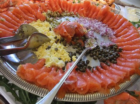 Smoked Salmon Smoked Salmon Platter, Easter Brunch Buffet, Salmon Platter, Seafood Buffet, Healthy Brunch Recipes, Healthy Brunch, Easter Brunch Food, Party Food Buffet, Buffet Restaurant